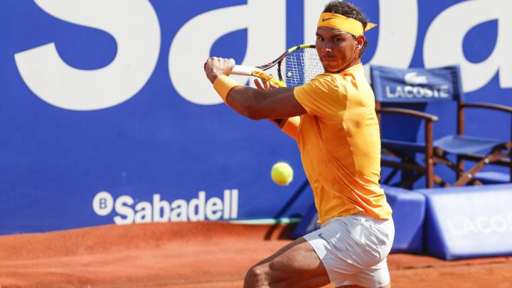 Rafa Nadal devuelve una bola ante Stefanos Tsitsipas en la final del Barcelona Open Banc Sabadell.
