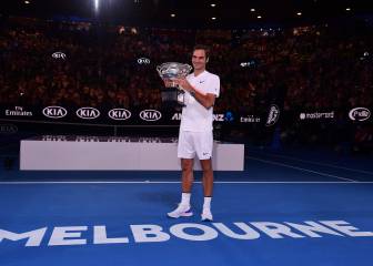 Roger Federer posa con el trofeo de campeón del Open de Australia 2018.