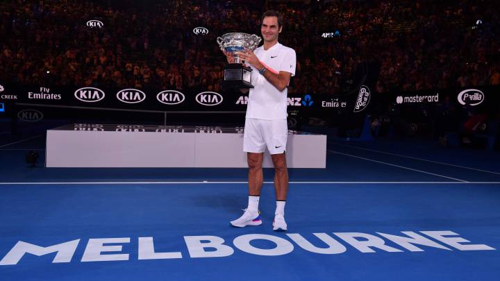 Roger Federer posa con el trofeo de campeón del Open de Australia 2018.