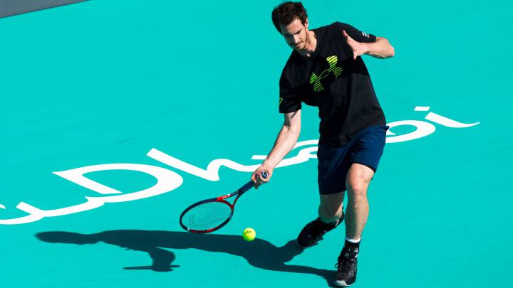 Andy Murray devuelve una bola durante un entrenamiento en el torneo de exhibición de Abu Dhabi.
