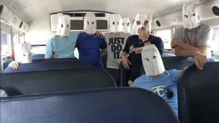 Los jugadores de tenis de la Telfair County High School posan con bolsas similares a capuchas del Ku Klux Klan.
