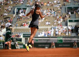 Spain's Muguruza strolls past Ferro in French Open