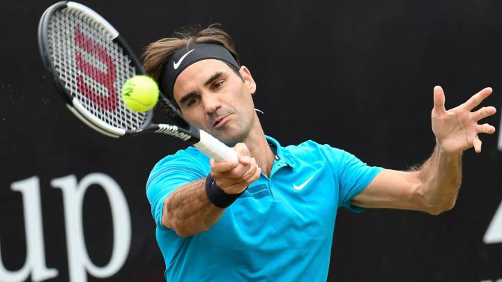 Roger Federer devuelve una bola ante Milos Raonic en la final de la Mercedes Cup.