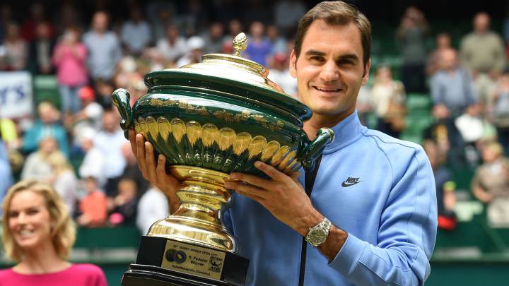 Roger Federer posa con el torneo de campeón del Torneo de Halle 2017.