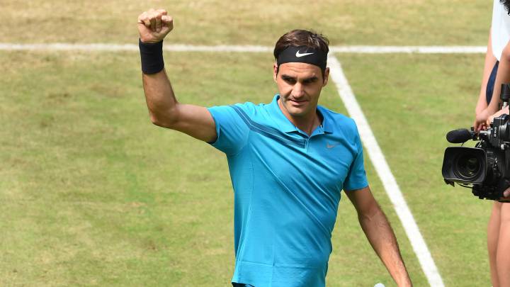 Federer gana y está a dos pasos de retener el número uno