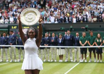 Serena Williams posa con el título de campeona de Wimbledon 2016 tras derrotar en la final a la alemana Angelique Kerber.