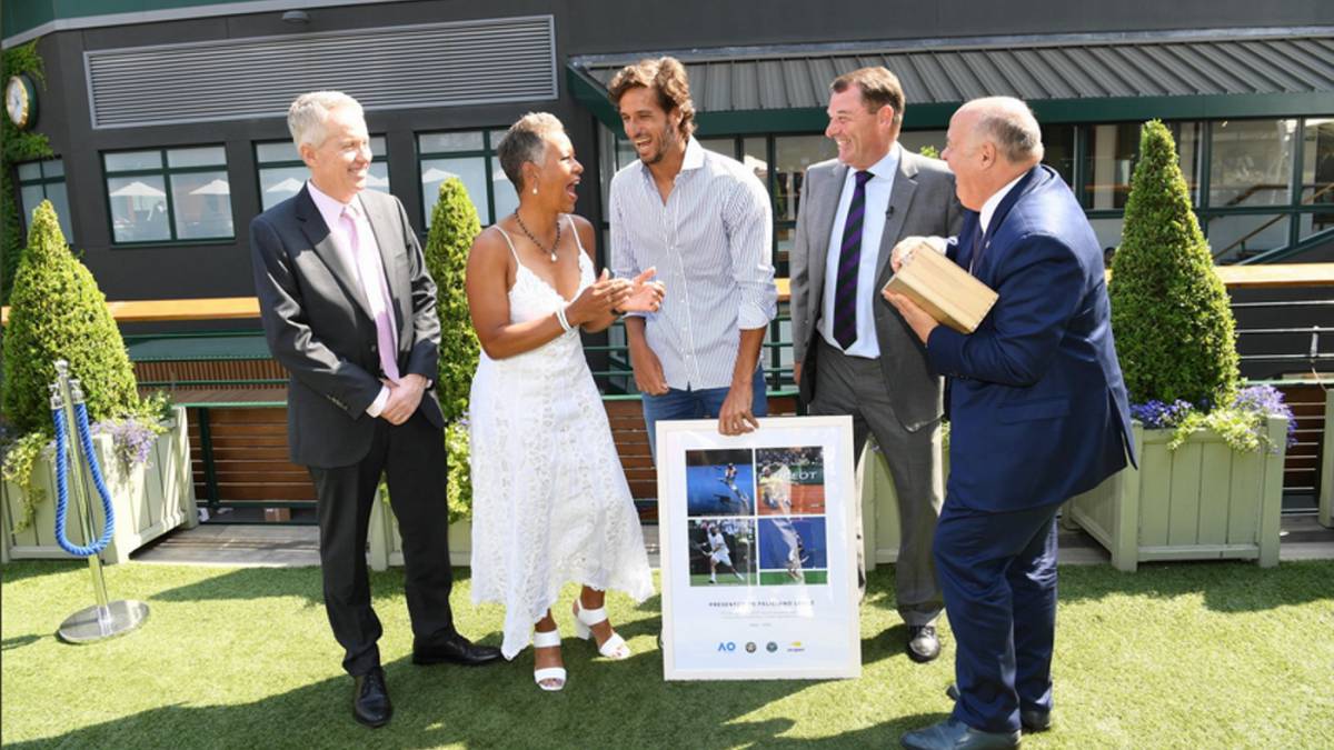 Feliciano López, con los representantes de los cuatro Grand Slams.