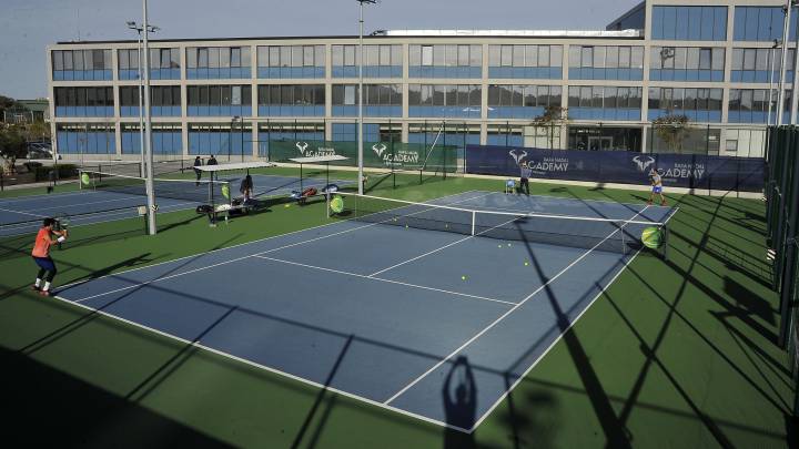 Imagen de una de las pistas de tenis de la Rafa Nadal Academy.