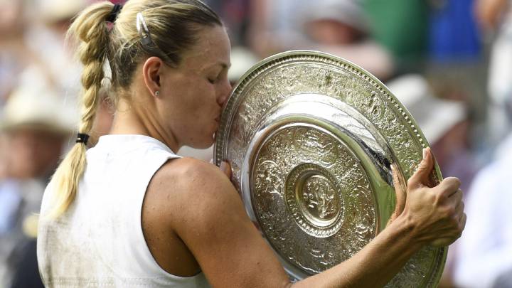 Angelique Kerber besa el trofeo de campeona de Wimbledon 2018 tras ganar en la final a Serena Williams.