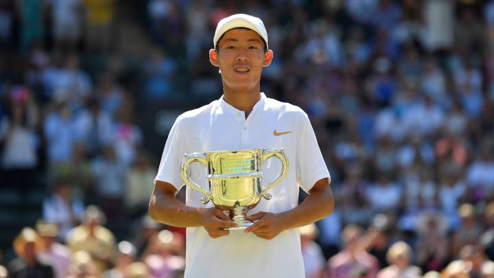 Chun Hsin Tseng posa con el título de campeón junior de Wimbledon.