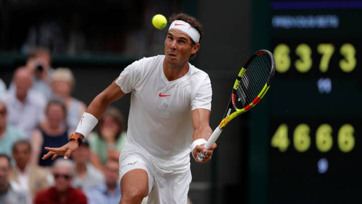 Rafael Nadal devuelve una bola ante Novak Djokovic durante su partido de semifinales de Wimbledon.