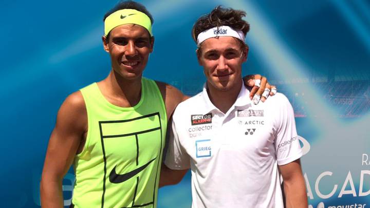 Rafa Nadal posa junto con Casper Ruud para darle la bienvenida a la Rafa Nadal Academy by Movistar.