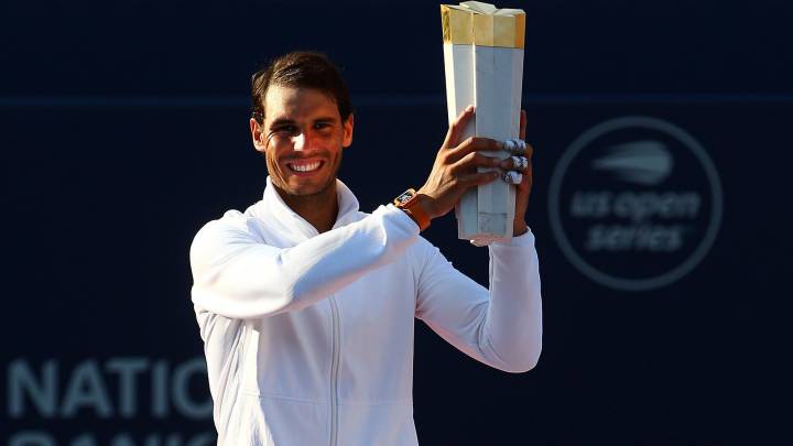 Rafa Nadal posa con el trofeo de campeón de la Rogers Cup después de ganar en la final al griego Stefanos Tsitsipas en el Aviva Centre de Toronto, Canadá.