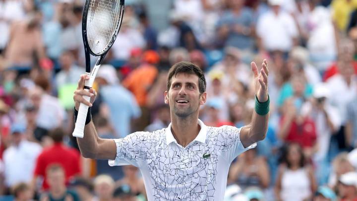 Novak Djokovic celebra su victoria ante Roger Federer en la final del Western & Southern Open en el Lindner Family Tennis Center de Mason, Ohio.