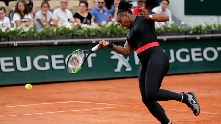 Serena Williams devuelve una bola ante Julia Goerges durante su partido de tercera ronda de Roland Garros 2018 con su polémico traje negro.