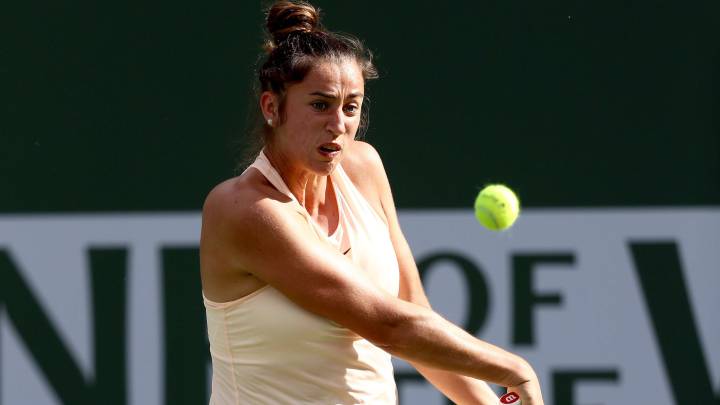 Sara Sorribes devuelve una bola ante Catherine 'Cici' Bellis durante el  BNP Paribas Open en el Indian Wells Tennis Garden, en Indian Wells, California.