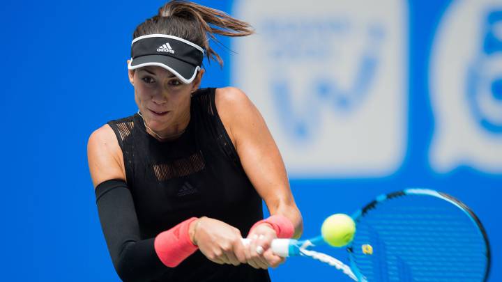 Garbiñe Muguruza devuelve una bola a Alison Van Uytvanck durante su partido de primera ronda en el WTA Wuhan Open.