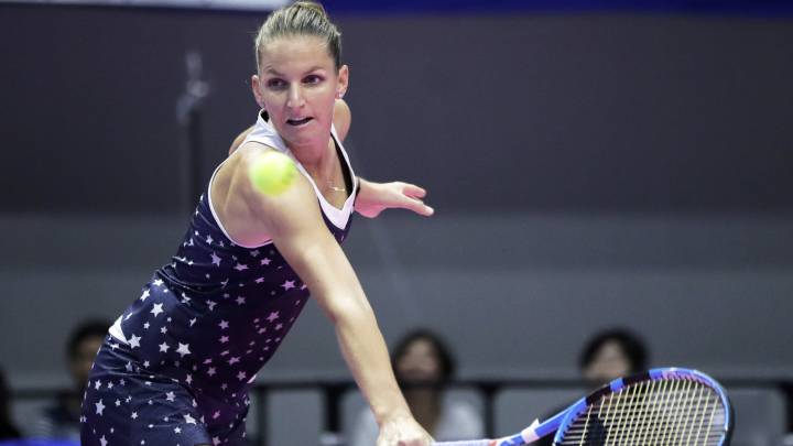 Karolina Pliskova devuelve una bola a Naomi Osaka durante la final del Pan Pacific Open en Tachikawa, Japón.