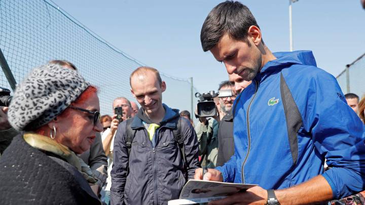 Novak Djokovic firma un autógrafo a una señora en Belgrado