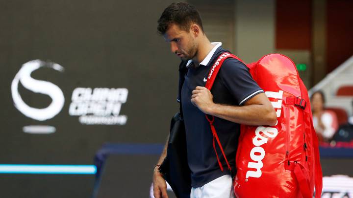 Grigor Dimitrov abandona la pista tras su derrota ante Dusan Lajovic en su partido de segunda ronda del China Open en Pekín.