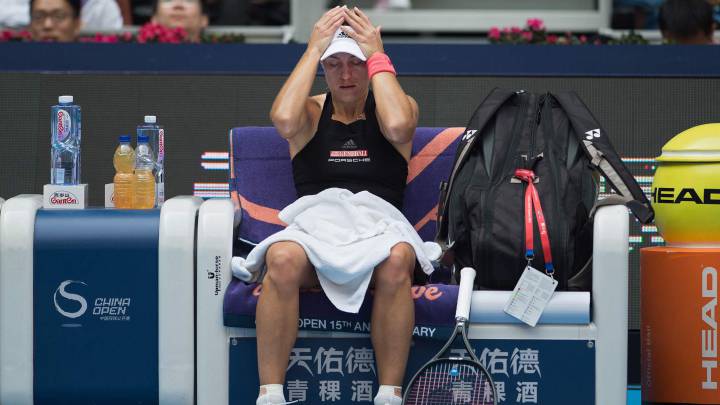 Angelique Kerber se lamenta durante su partido ante Shuai Zhang en el China Open de Pekín.