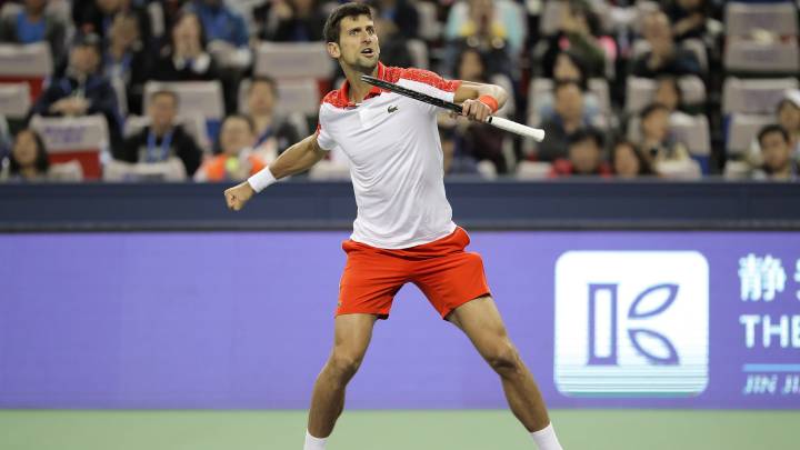 Novak Djokovic celebra un punto ante Borna Coric en la final del Shanghai Rolex Masters en el Qi Zhong Tennis Centre de Shanghai, China.