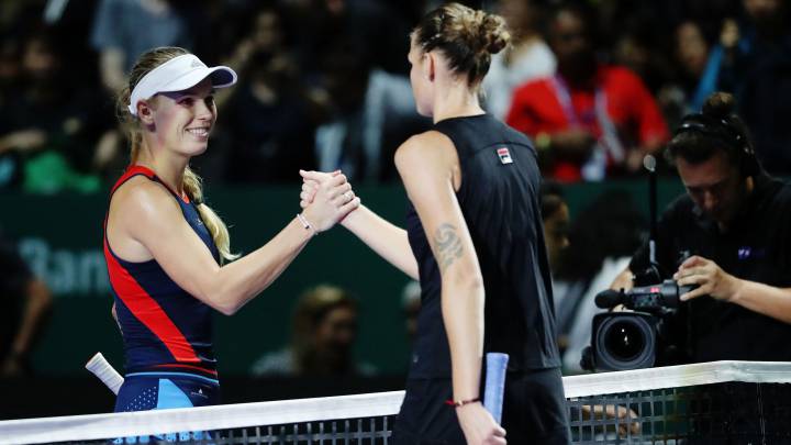 Karolina Pliskova y Caroline Wozniacki se saludan tras su partido en la primera jornada de las BNP Paribas WTA Finals Singapore en el Singapore Sports Hub de Singapur.