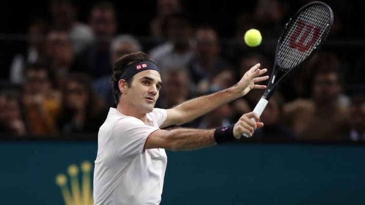 El suizo Roger Federer en acción durante su partido de tercera ronda ante el italiano Fabio Fognini en el Masters de París.