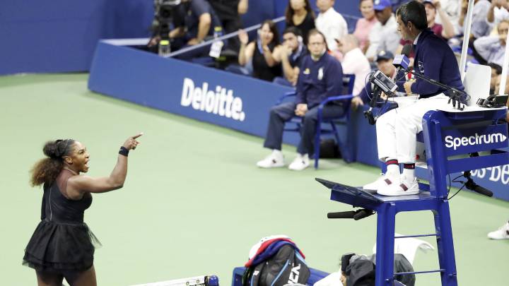 Serena Williams discute con el juez de silla Carlos Ramos durante la final femenina del US Open ante Naomi Osaka en el USTA National Tennis Center de Flushing Meadows, New York.