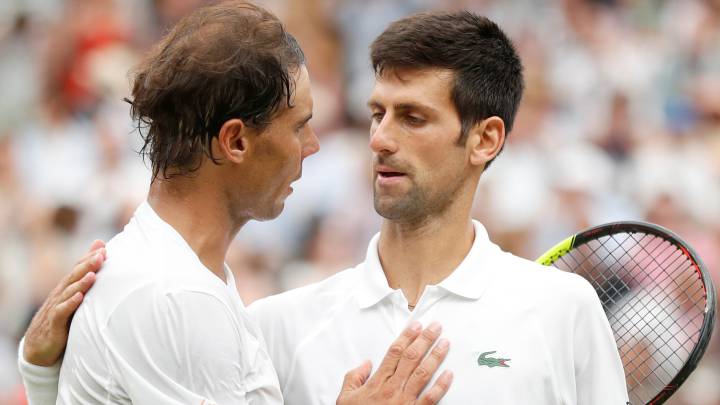 Rafa Nadal y Novak Djokovic se saludan tras su partido de semifinales de Wimbledon 2018.