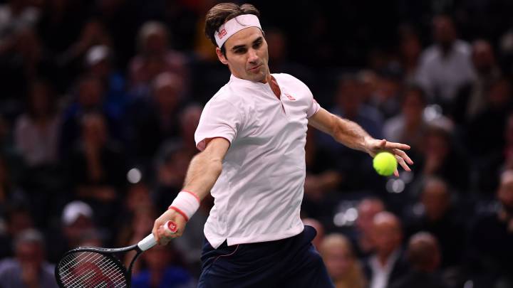 Roger Federer devuelve una bola a Novak Djokovic en las semifinales del Rolex Paris Masters.