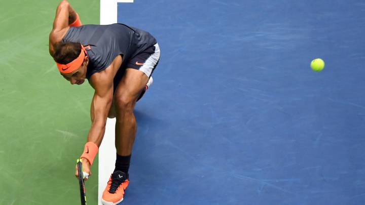 Rafa Nadal devuelve una bola a Juan Martín del Potro en las semifinales del US Open 2018.