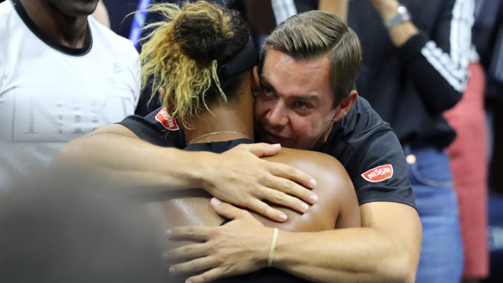 Naomi Osaka se abraza con su entrenador Sascha Bajin tras ganar el título en el US Open ante Serena Williams.
