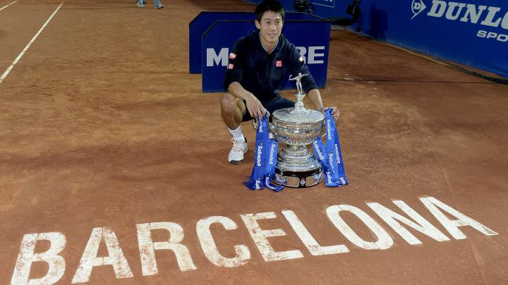 Kei Nishikori posa con el trofeo de campeón del Torneo Conde de Godó de 2015.