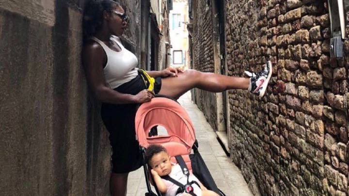 Serena Williams posa junto a su hija Alexis Olympia durante un paseo.