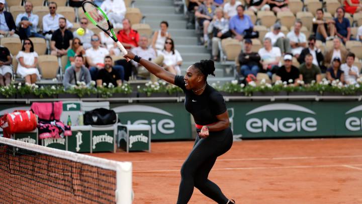 Serena Williams golpea una bola vestida con su atuendo negro ajustado durante su partido ante Julia Goerges en su partido de tercera ronda de Roland Garros 2018.