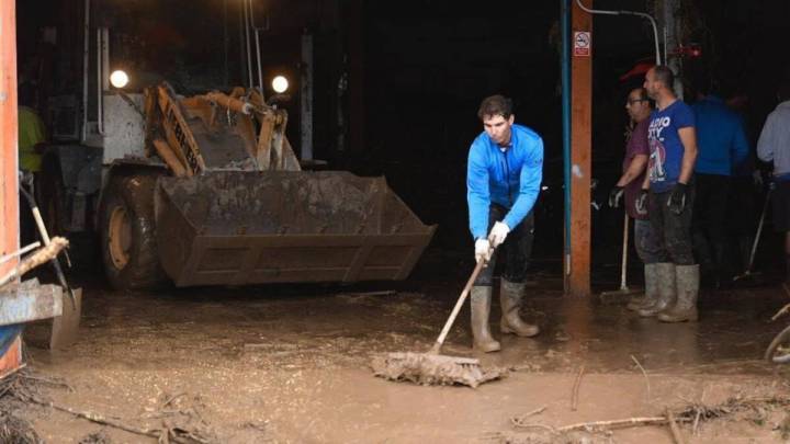 Rafa Nadal achica agua y barro en Sant Llorenç del Cardassar tras las graves inundaciones que afectaron al municipio mallorquín.