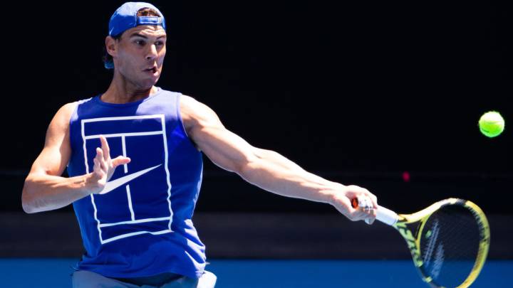 Rafael Nadal devuelve una bola durante un entrenamiento en Melbourne para preparar el Open de Australia.