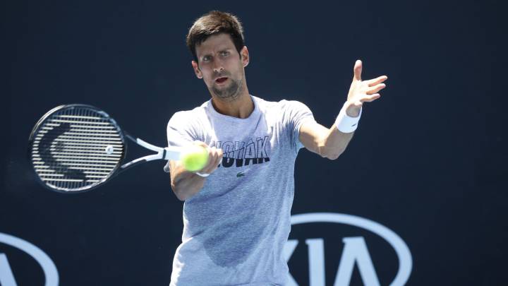 Novak Djokovic devuelve una bola durante un entrenamiento del Open de Australia.