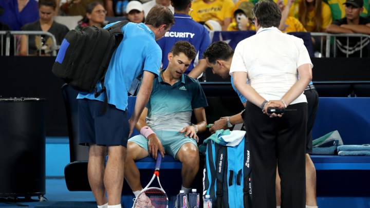 Dominic Thiem es atendido por los médicos y fisios durante su partido ante Alexei Popyrin en el Open de Australia.