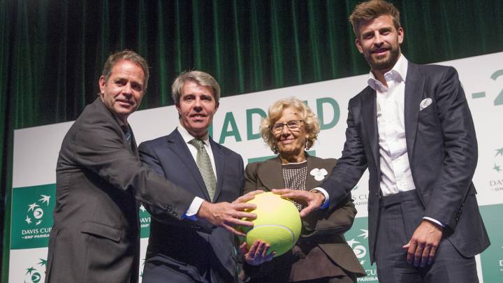 Kelly Fairweather, Ángel Garrido, Manuela Carmena y Gerard Piqué posan en la presentación de Madrid como sede de la fase final de la Copa Davis de 2019 y 2020.