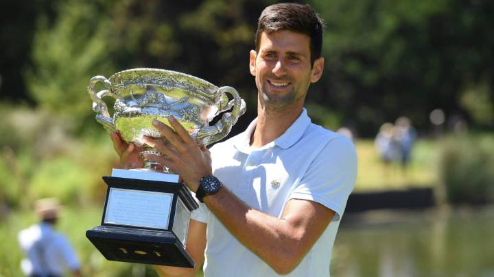 Novak Djokovic posa con el trofeo de campeón del Open de Australia.