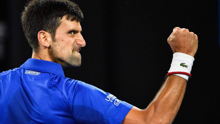 Novak Djokovic celebra un punto ante Rafael Nadal en la final del Open de Australia.