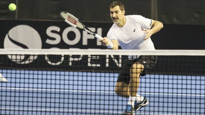 Nenad Zimonjic devuelve una bola durante un partido de dobles en el Torneo de Sofía.