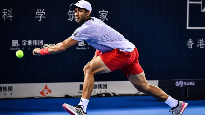 Fernando Verdasco devuelve una bola ante Andy Murray durante el ATP Shenzhen Open.