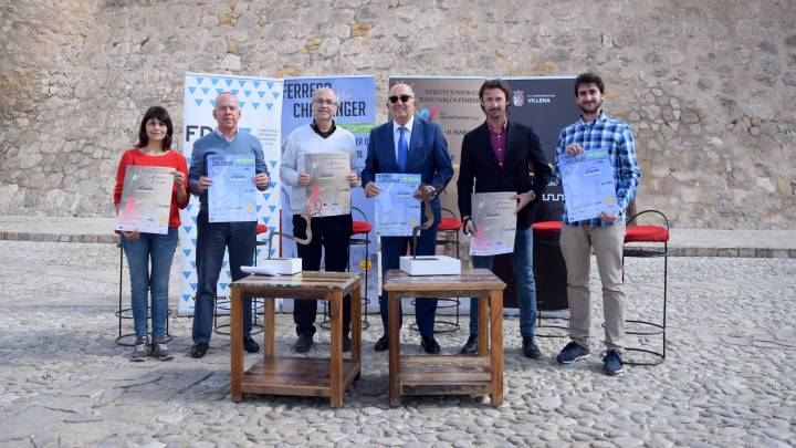 Imagen de la presentación del Mes del Tenis de la Academia JC Ferrero-Equelite en el Castillo de la Atalaya de Villena.