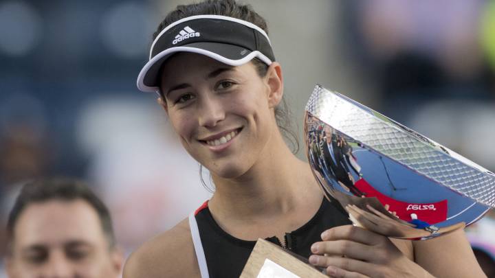 La tenista española Garbiñe Muguruza posa con el trofeo de campeona del Abierto GNP Seguros de Monterrey tras vencer a la húngara Timea Babos en la final.