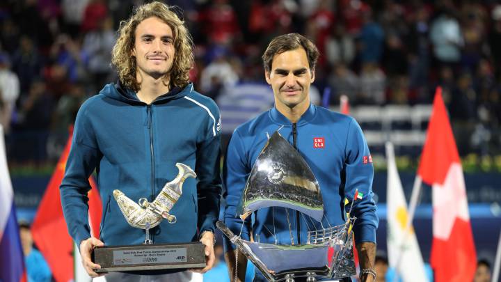 Roger Federer y Stefanos Tsitsipas posan en la ceremonia de trofeos del Dubai Duty Free Tennis 2019.