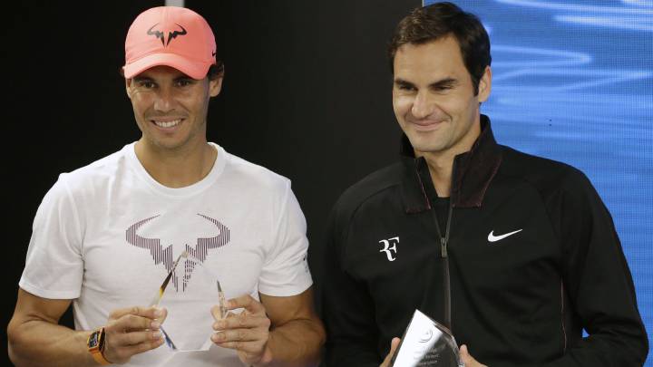 Rafael Nadal y Roger Federer posan tras recibir el premio 'Ambassadors of the Year' en Melbourne, Victoria, Australia.