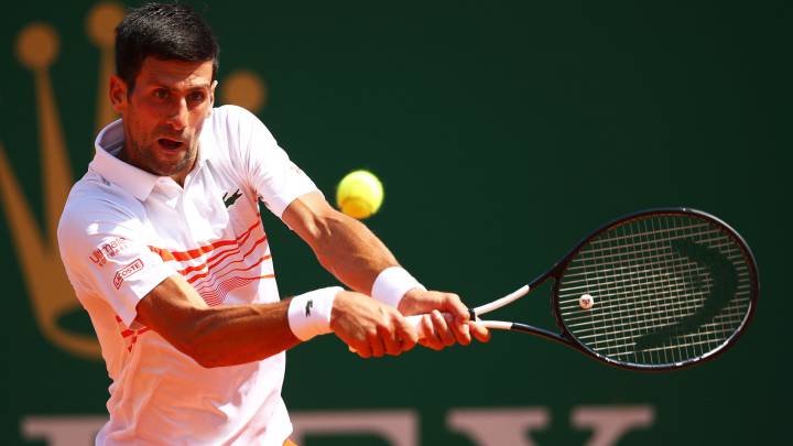 Novak Djokovic devuelve una bola ante Daniil Medvedev durante su partido de cuartos de final del Rolex Monte-Carlo Masters en el Monte-Carlo Country Club.